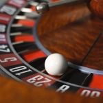 Колесо рулетки казино с шариком - символ игорного бизнеса